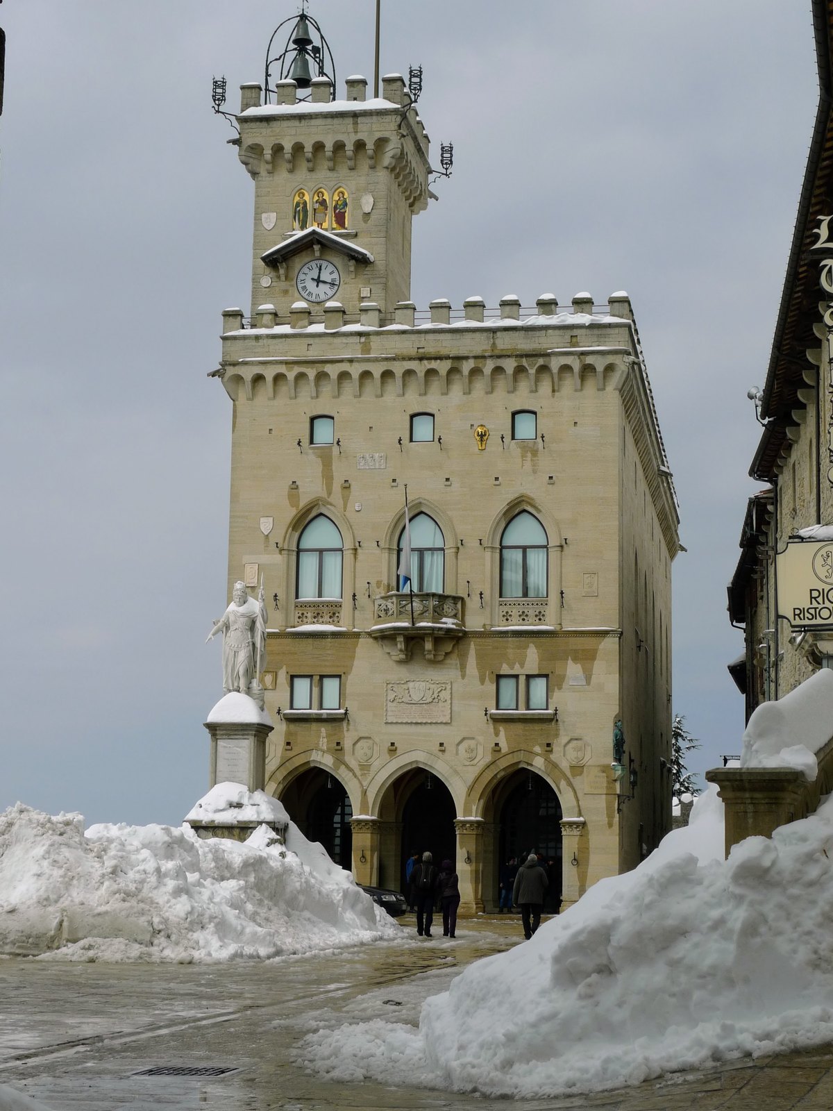 San Marino Città il 12 marzo 2010, la piazza della Libertà con i cumuli di neve
spalata ai lati. Quell'inverno chiuse 1,65 gradi sotto la norma, con 19 giorni di
neve al suolo contro i 6 di un inverno normale e sei nevicate fra dicembre e
febbraio. La neve della foto però non appartiene all'inverno: cadde il 9 e il 10
marzo e portò il manto a 59 centimetri, il massimo della stagione. Il giorno
dello scatto ce n'erano ancora 27, mentre nei tre mesi invernali il massimo era
stato di 13